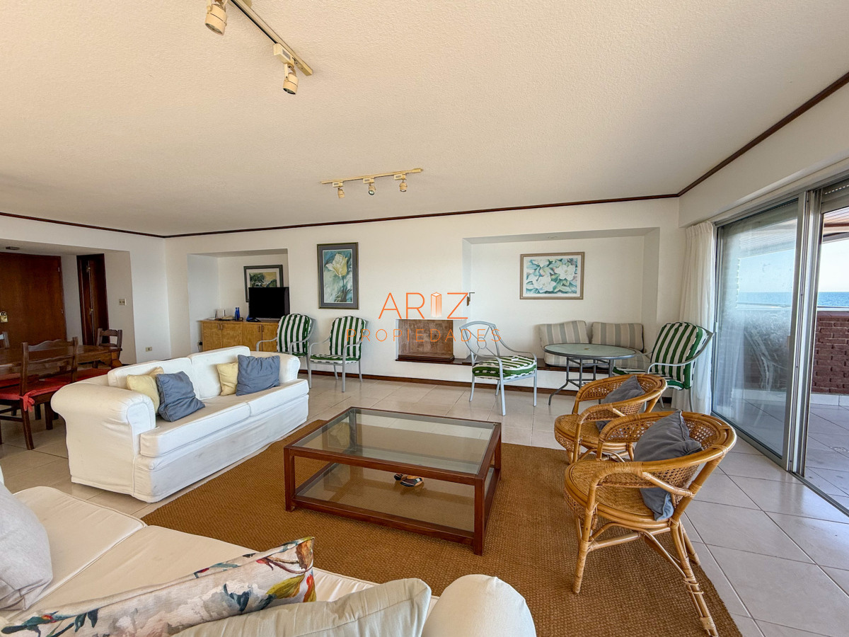 Apartamento ID.2316 - VENTA SEMI PISO PRIMERA LINEA PENINSULA VISTA DIRECTA AL MAR 3 DORMITORIOS + SERVICIO PUNTA DEL ESTE CON ESTUFA A LEÑA