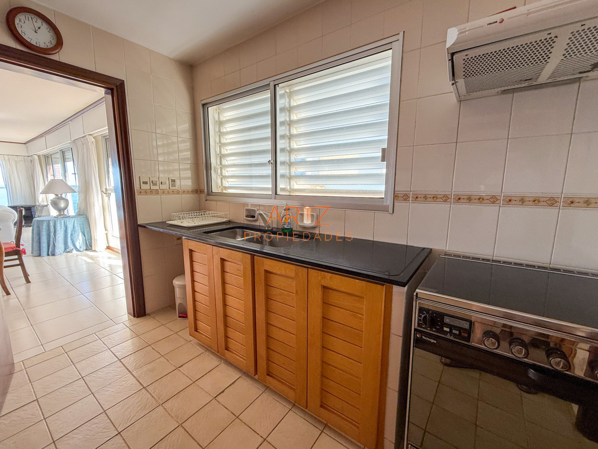 Apartamento ID.2316 - VENTA SEMI PISO PRIMERA LINEA PENINSULA VISTA DIRECTA AL MAR 3 DORMITORIOS + SERVICIO PUNTA DEL ESTE CON ESTUFA A LEÑA