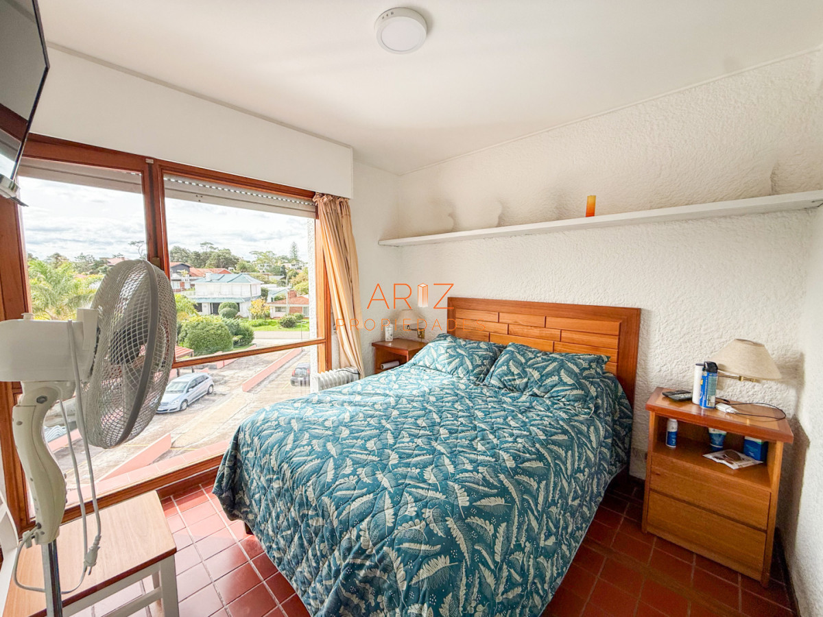 Apartamento ID.2510 - VENTA APARTAMENTO 2 DORMITORIOS 2 BAÑOS PRIMERA LINEA PLAYA MANSA VISTA LATERAL AL MAR