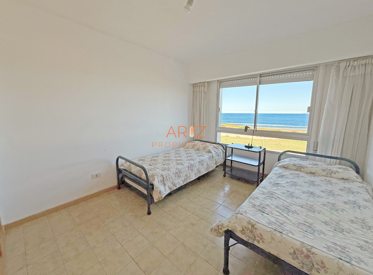 Apartamento ID.2377 - VENTA OPORTUNIDAD 2 DORMITORIOS 2 BAÑOS 1 SUITE PRIMERA LINEA PLAYA BRAVA FRENTE AL MAR AMPLIO APARTAMENTO EXCELENTE CONSTRUCCION