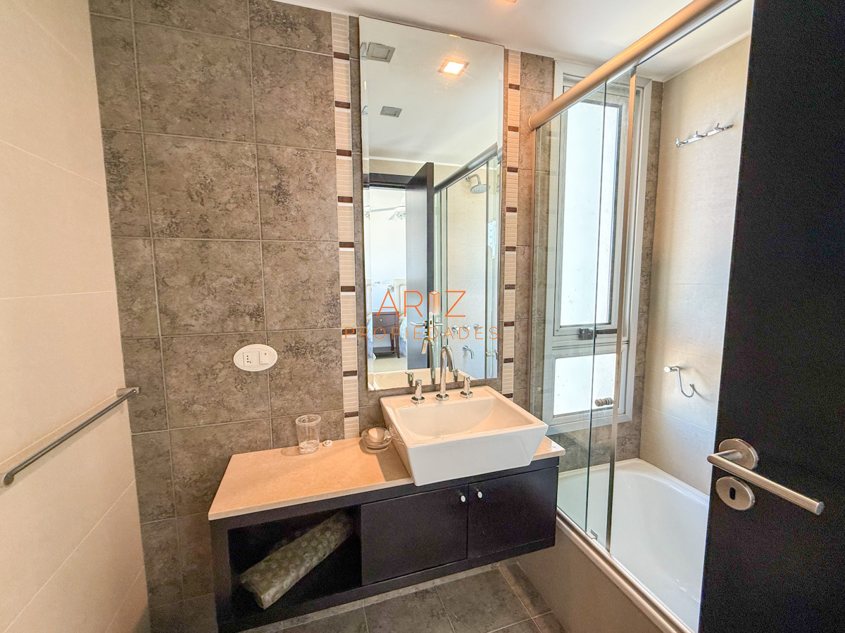 Apartamento ID.2326 - VENTA APARTAMENTO 3 DORMITORIOS EN SUITE + TOILETTE PISO ALTO SEGUNDA LINEA VISTA A LA MANSA 