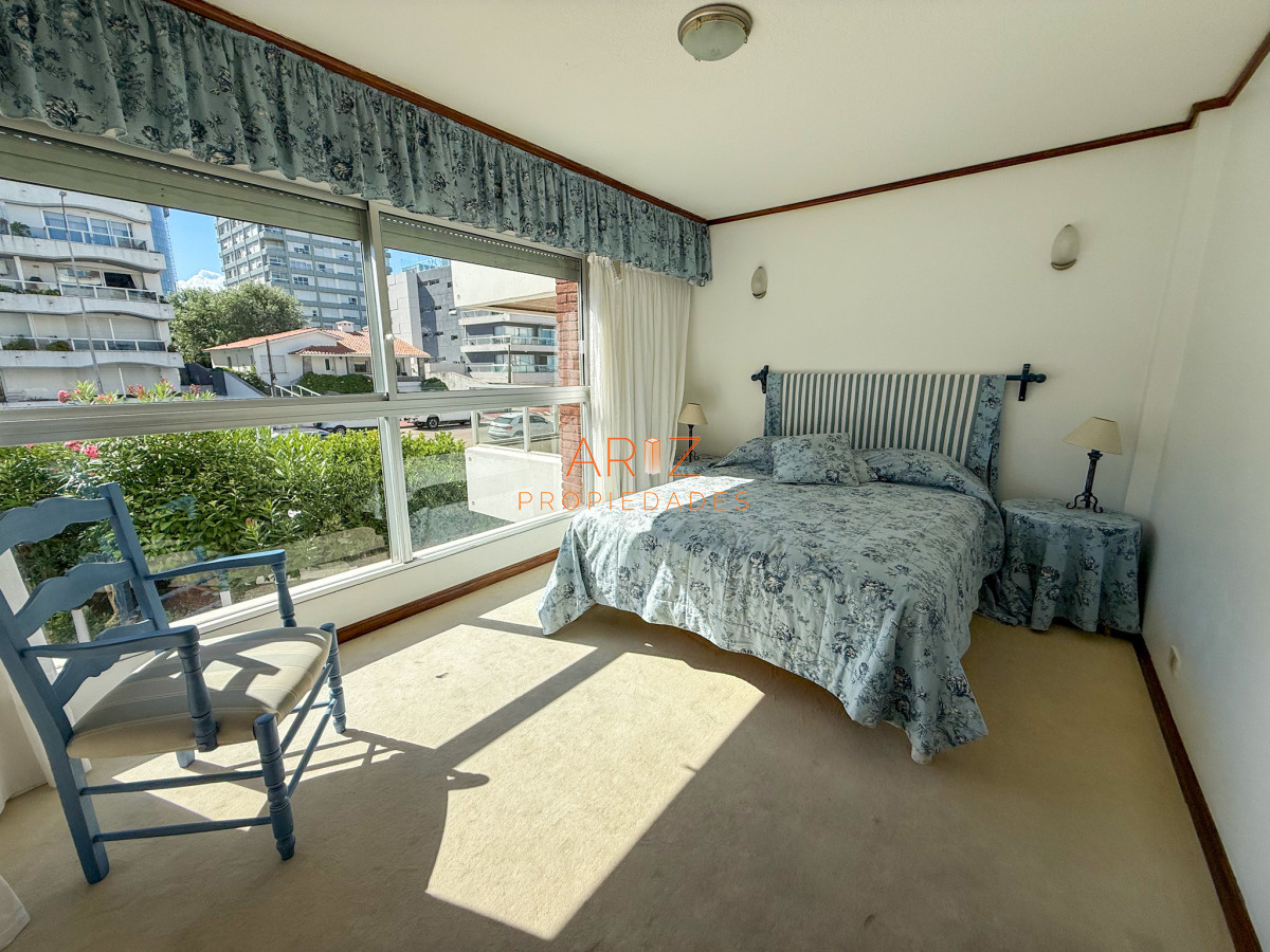 Apartamento ID.2316 - VENTA SEMI PISO PRIMERA LINEA PENINSULA VISTA DIRECTA AL MAR 3 DORMITORIOS + SERVICIO PUNTA DEL ESTE CON ESTUFA A LEÑA