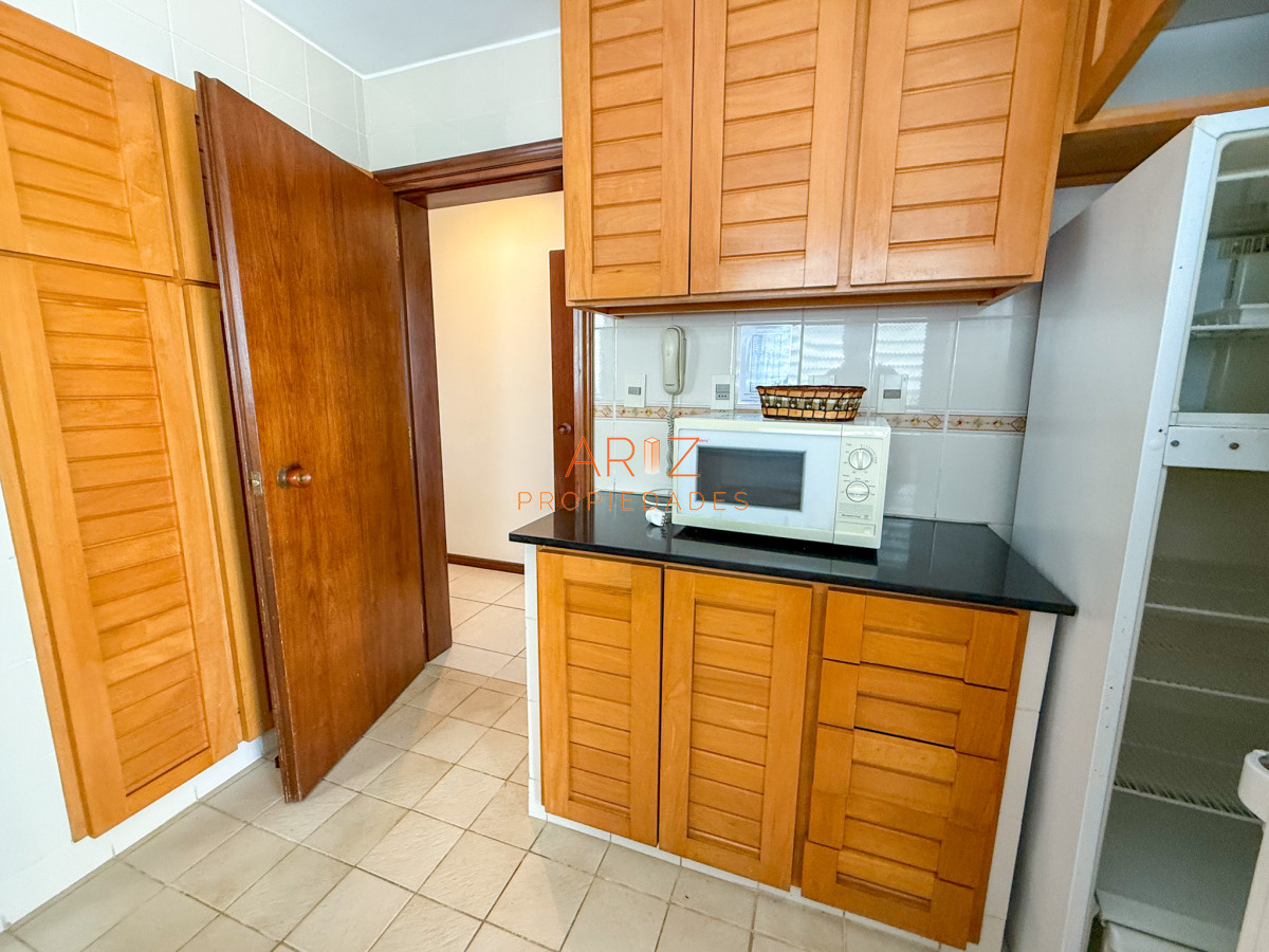 Apartamento ID.2316 - VENTA SEMI PISO PRIMERA LINEA PENINSULA VISTA DIRECTA AL MAR 3 DORMITORIOS + SERVICIO PUNTA DEL ESTE CON ESTUFA A LEÑA
