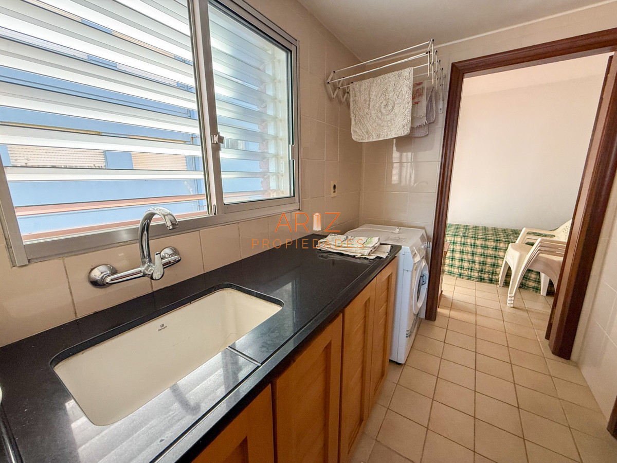 Apartamento ID.2316 - VENTA SEMI PISO PRIMERA LINEA PENINSULA VISTA DIRECTA AL MAR 3 DORMITORIOS + SERVICIO PUNTA DEL ESTE CON ESTUFA A LEÑA