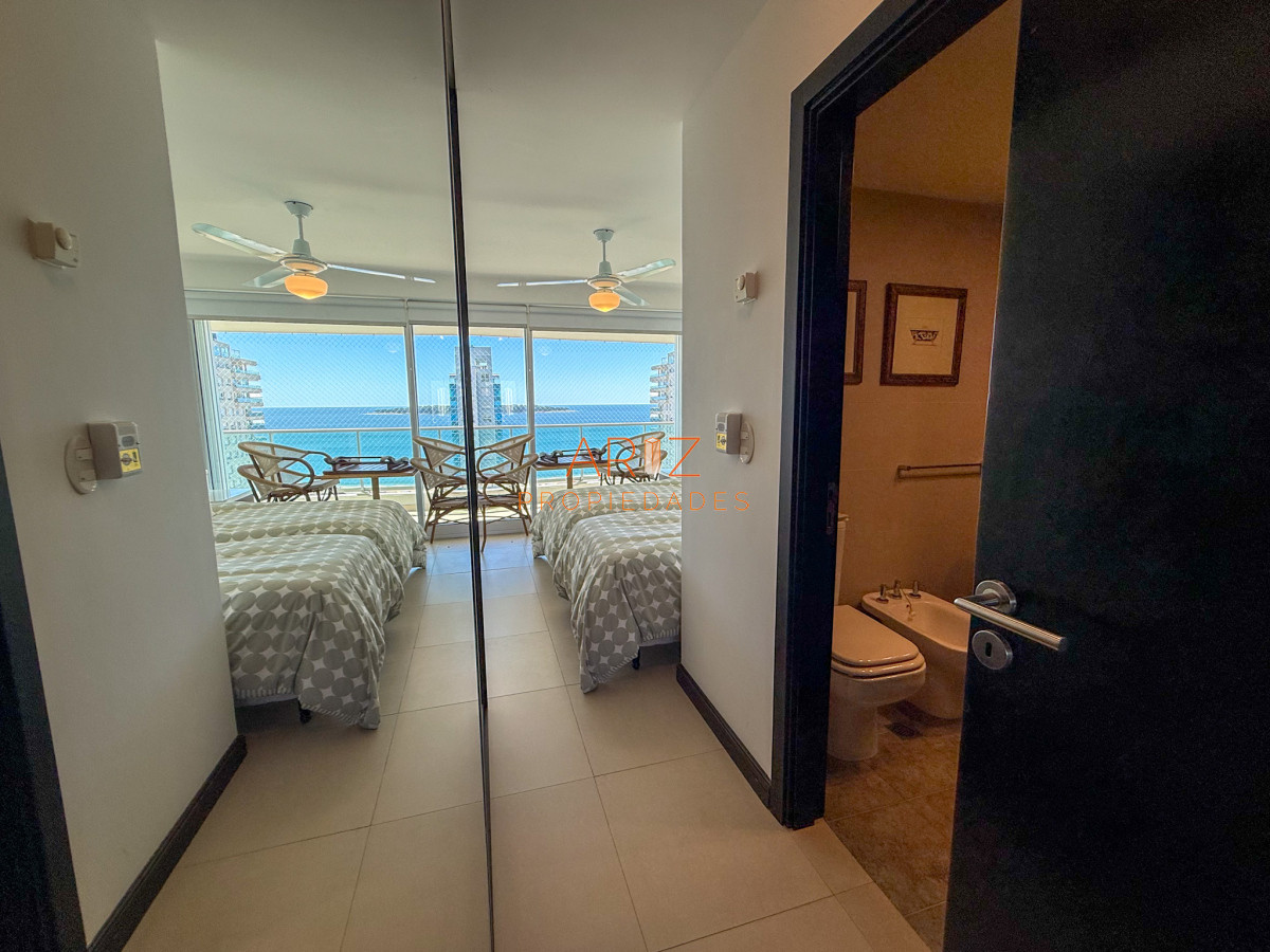 Apartamento ID.2326 - VENTA APARTAMENTO 3 DORMITORIOS EN SUITE + TOILETTE PISO ALTO SEGUNDA LINEA VISTA A LA MANSA 