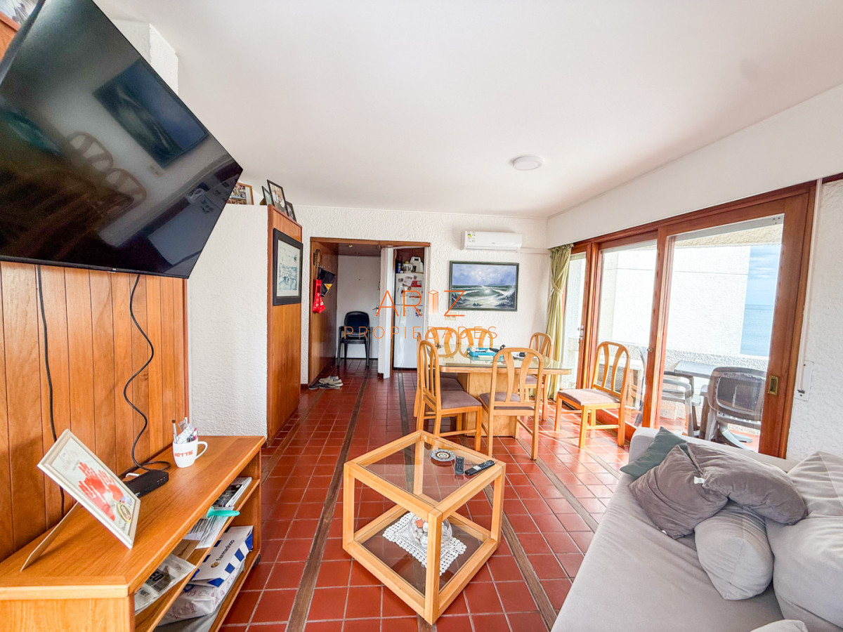 Apartamento ID.2510 - VENTA APARTAMENTO 2 DORMITORIOS 2 BAÑOS PRIMERA LINEA PLAYA MANSA VISTA LATERAL AL MAR
