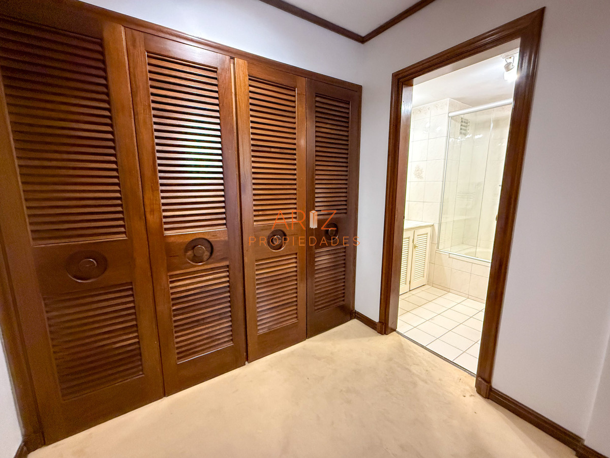 Apartamento ID.2324 - VENTA APARTAMENTO PRIMERA LINEA SEMI PISO PLANTA BAJA ESTILO CASA PENINSULA 3 DORMITORIOS Y MEDIO PUNTA DEL ESTE