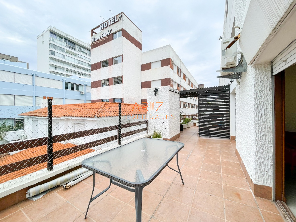 Apartamento ID.1420 - VENDO APARTAMENTO 2 DORMITORIOS 2 BAÑOS RECICLADO GRAN TERRAZA CON PARRILLERO PUNTA DEL ESTE PENINSULA