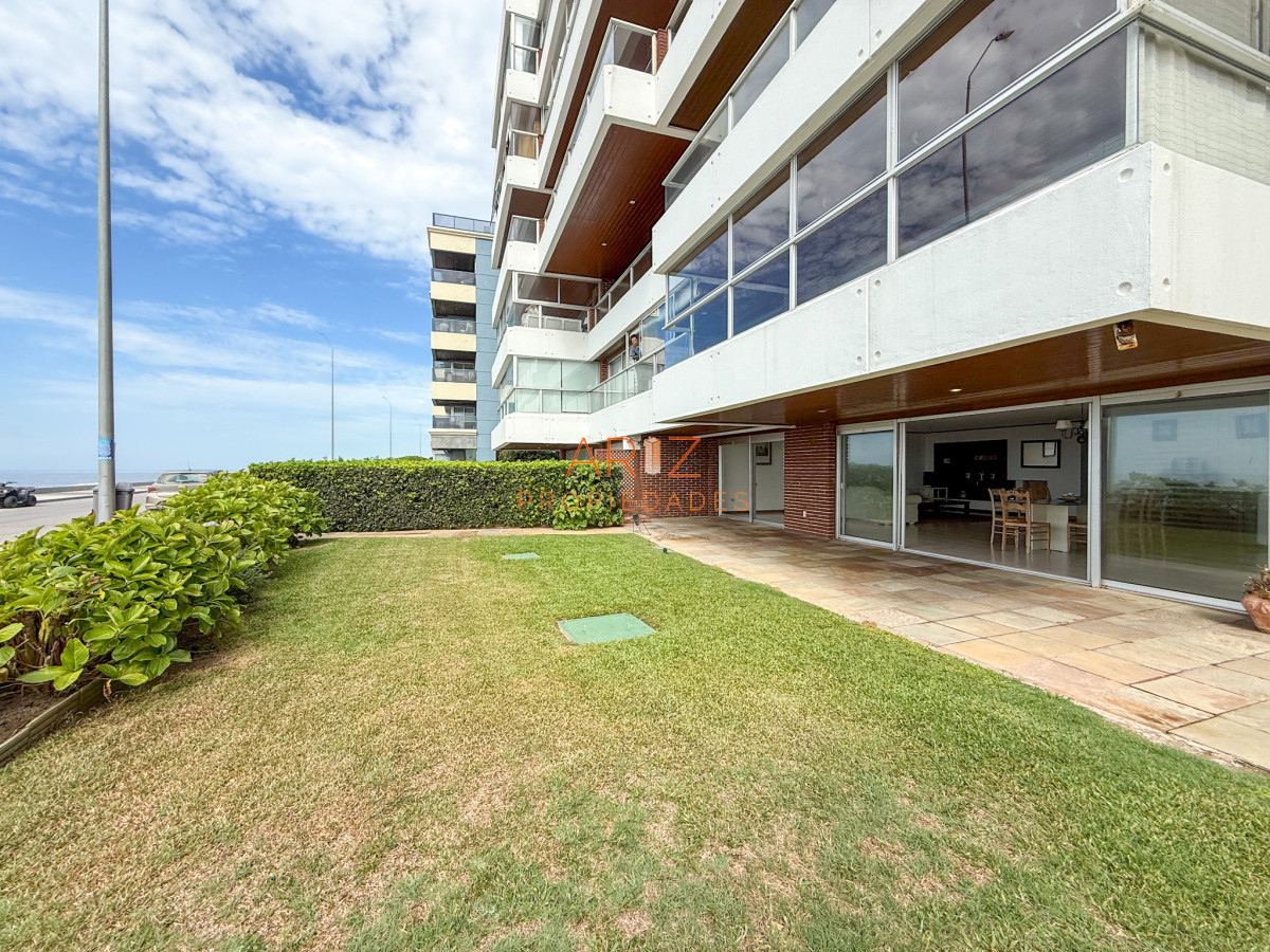 Apartamento ID.2324 - VENTA APARTAMENTO PRIMERA LINEA SEMI PISO PLANTA BAJA ESTILO CASA PENINSULA 3 DORMITORIOS Y MEDIO PUNTA DEL ESTE