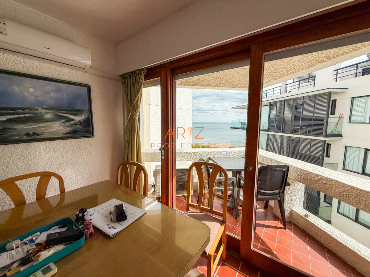 Apartamento ID.2510 - VENTA APARTAMENTO 2 DORMITORIOS 2 BAÑOS PRIMERA LINEA PLAYA MANSA VISTA LATERAL AL MAR