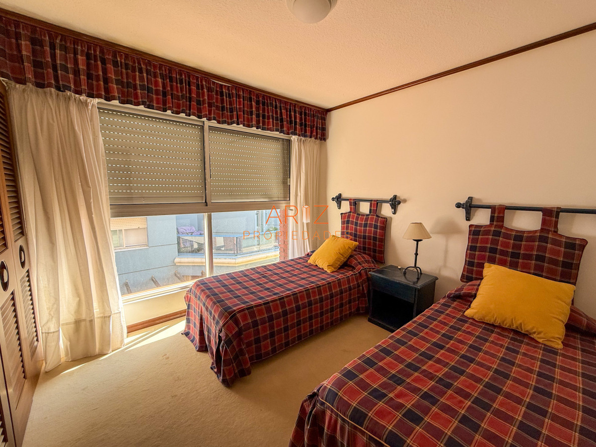 Apartamento ID.2316 - VENTA SEMI PISO PRIMERA LINEA PENINSULA VISTA DIRECTA AL MAR 3 DORMITORIOS + SERVICIO PUNTA DEL ESTE CON ESTUFA A LEÑA
