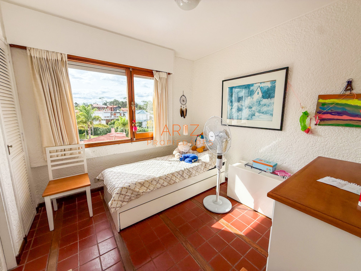 Apartamento ID.2510 - VENTA APARTAMENTO 2 DORMITORIOS 2 BAÑOS PRIMERA LINEA PLAYA MANSA VISTA LATERAL AL MAR