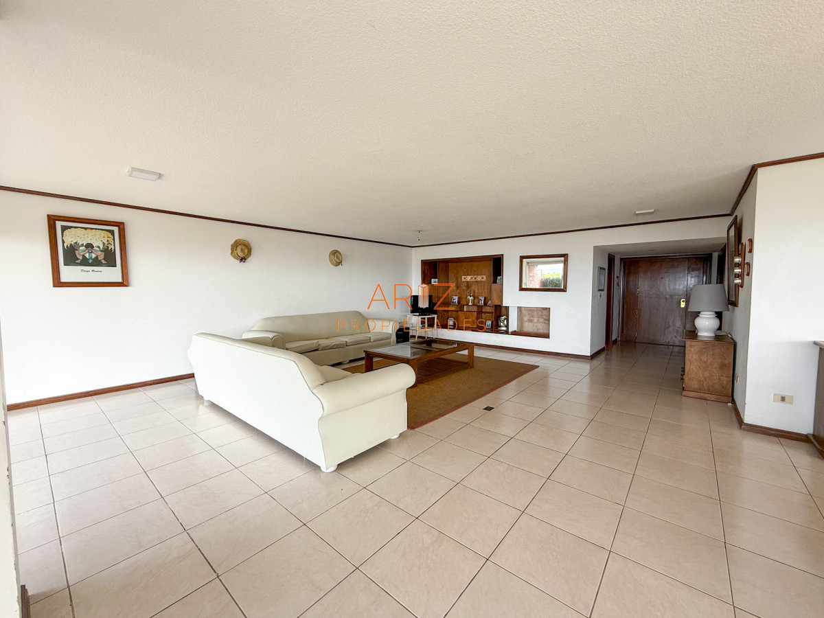 Apartamento ID.2324 - VENTA APARTAMENTO PRIMERA LINEA SEMI PISO PLANTA BAJA ESTILO CASA PENINSULA 3 DORMITORIOS Y MEDIO PUNTA DEL ESTE