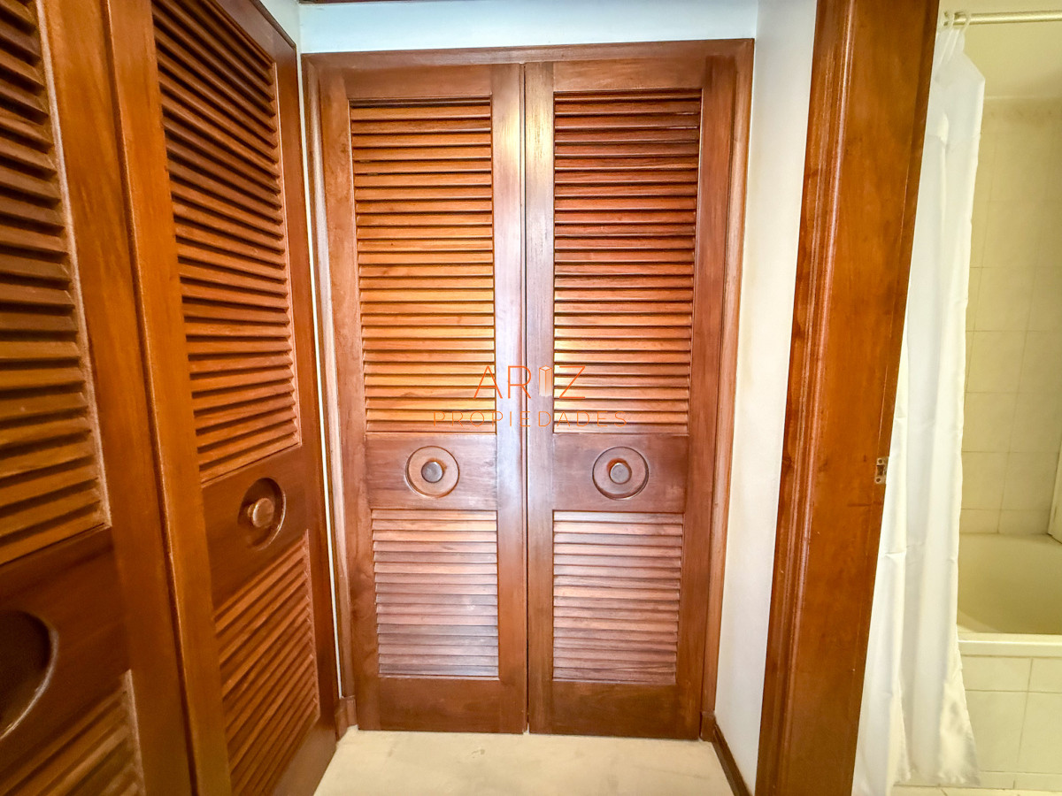 Apartamento ID.2316 - VENTA SEMI PISO PRIMERA LINEA PENINSULA VISTA DIRECTA AL MAR 3 DORMITORIOS + SERVICIO PUNTA DEL ESTE CON ESTUFA A LEÑA