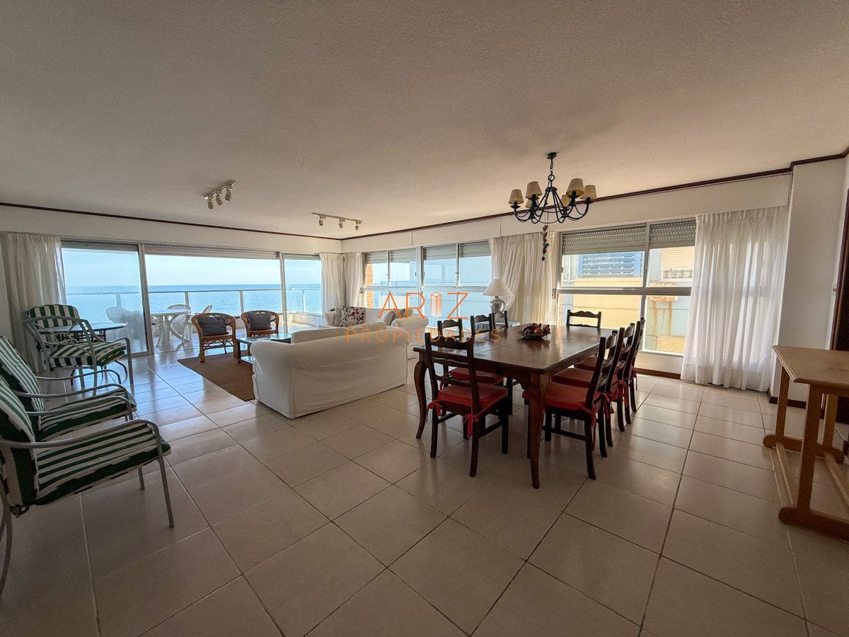 Apartamento ID.2316 - VENTA SEMI PISO PRIMERA LINEA PENINSULA VISTA DIRECTA AL MAR 3 DORMITORIOS + SERVICIO PUNTA DEL ESTE CON ESTUFA A LEÑA