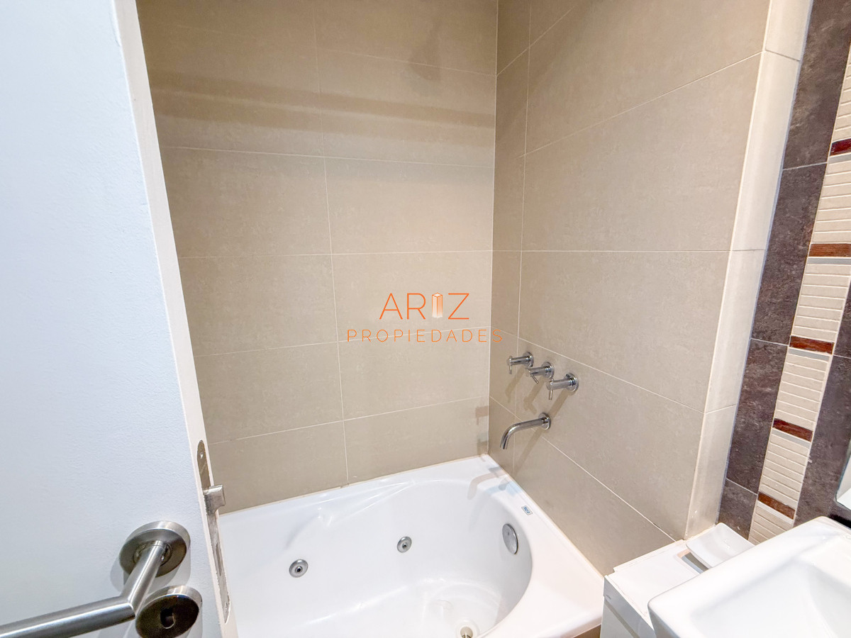 Apartamento ID.2321 - VENTA APARTAMENTO SEGUNDA LINEA 2 DORMITORIOS 2 BAÑOS PISO ALTO PLAYA MANSA A 1 CUADRA DEL MAR TODOS LOS SERVICIOS