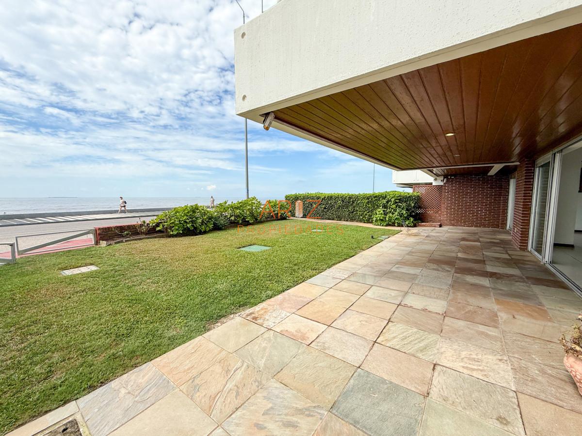 Apartamento ID.2324 - VENTA APARTAMENTO PRIMERA LINEA SEMI PISO PLANTA BAJA ESTILO CASA PENINSULA 3 DORMITORIOS Y MEDIO PUNTA DEL ESTE