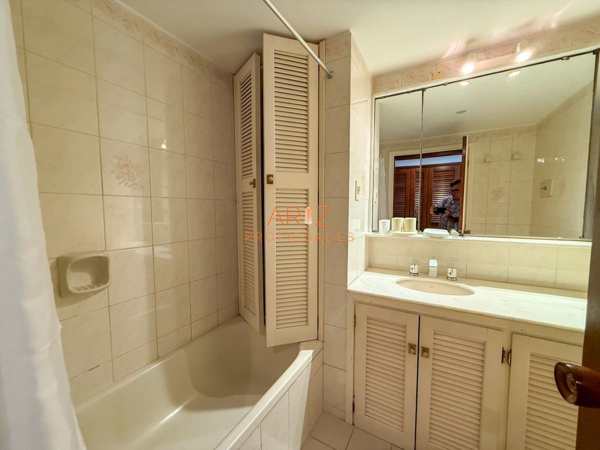 Apartamento ID.2316 - VENTA SEMI PISO PRIMERA LINEA PENINSULA VISTA DIRECTA AL MAR 3 DORMITORIOS + SERVICIO PUNTA DEL ESTE CON ESTUFA A LEÑA