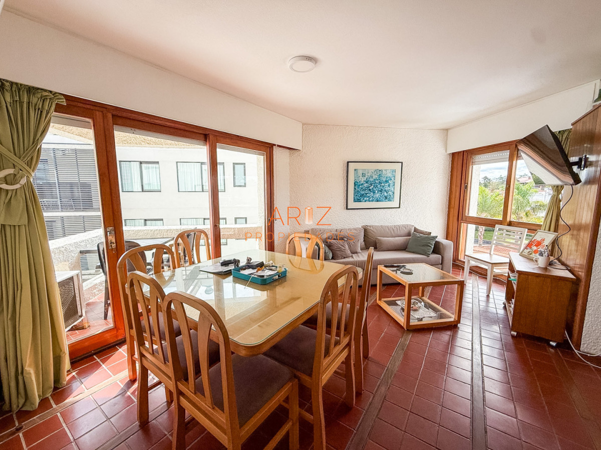 Apartamento ID.2510 - VENTA APARTAMENTO 2 DORMITORIOS 2 BAÑOS PRIMERA LINEA PLAYA MANSA VISTA LATERAL AL MAR