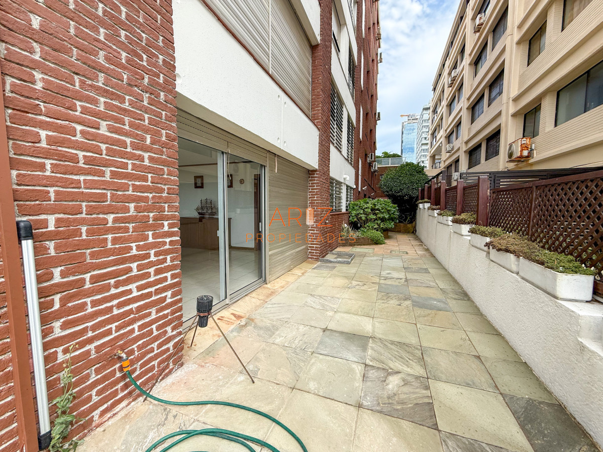Apartamento ID.2324 - VENTA APARTAMENTO PRIMERA LINEA SEMI PISO PLANTA BAJA ESTILO CASA PENINSULA 3 DORMITORIOS Y MEDIO PUNTA DEL ESTE