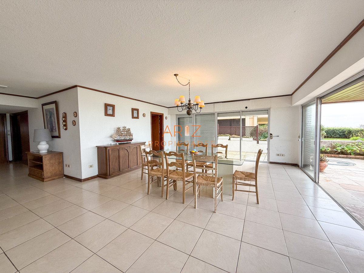 Apartamento ID.2324 - VENTA APARTAMENTO PRIMERA LINEA SEMI PISO PLANTA BAJA ESTILO CASA PENINSULA 3 DORMITORIOS Y MEDIO PUNTA DEL ESTE