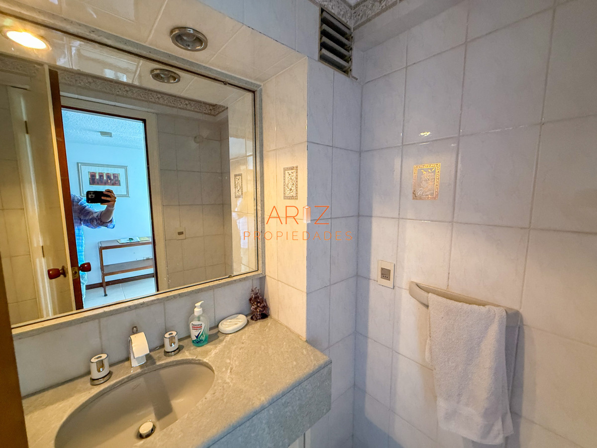 Apartamento ID.2316 - VENTA SEMI PISO PRIMERA LINEA PENINSULA VISTA DIRECTA AL MAR 3 DORMITORIOS + SERVICIO PUNTA DEL ESTE CON ESTUFA A LEÑA