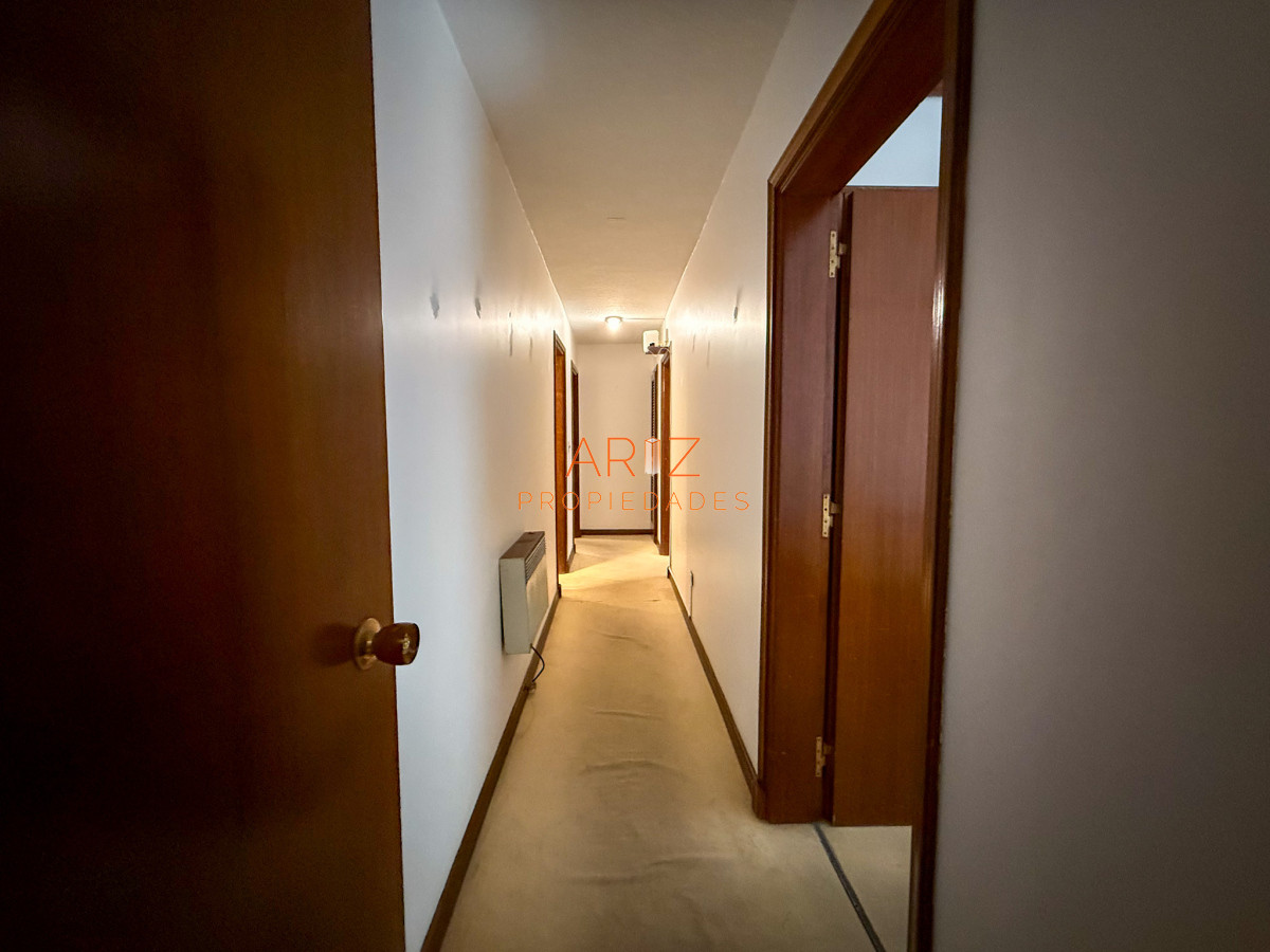 Apartamento ID.2324 - VENTA APARTAMENTO PRIMERA LINEA SEMI PISO PLANTA BAJA ESTILO CASA PENINSULA 3 DORMITORIOS Y MEDIO PUNTA DEL ESTE