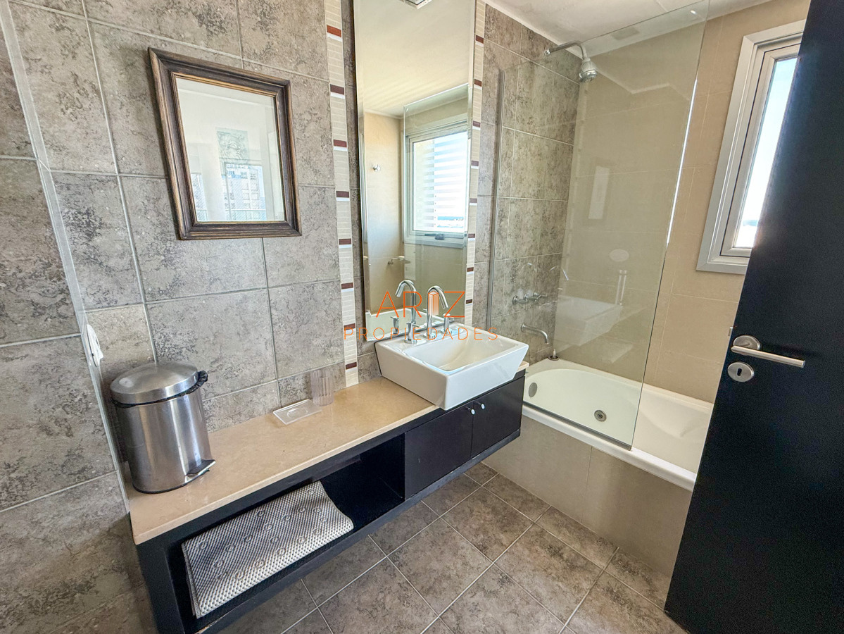 Apartamento ID.2326 - VENTA APARTAMENTO 3 DORMITORIOS EN SUITE + TOILETTE PISO ALTO SEGUNDA LINEA VISTA A LA MANSA 