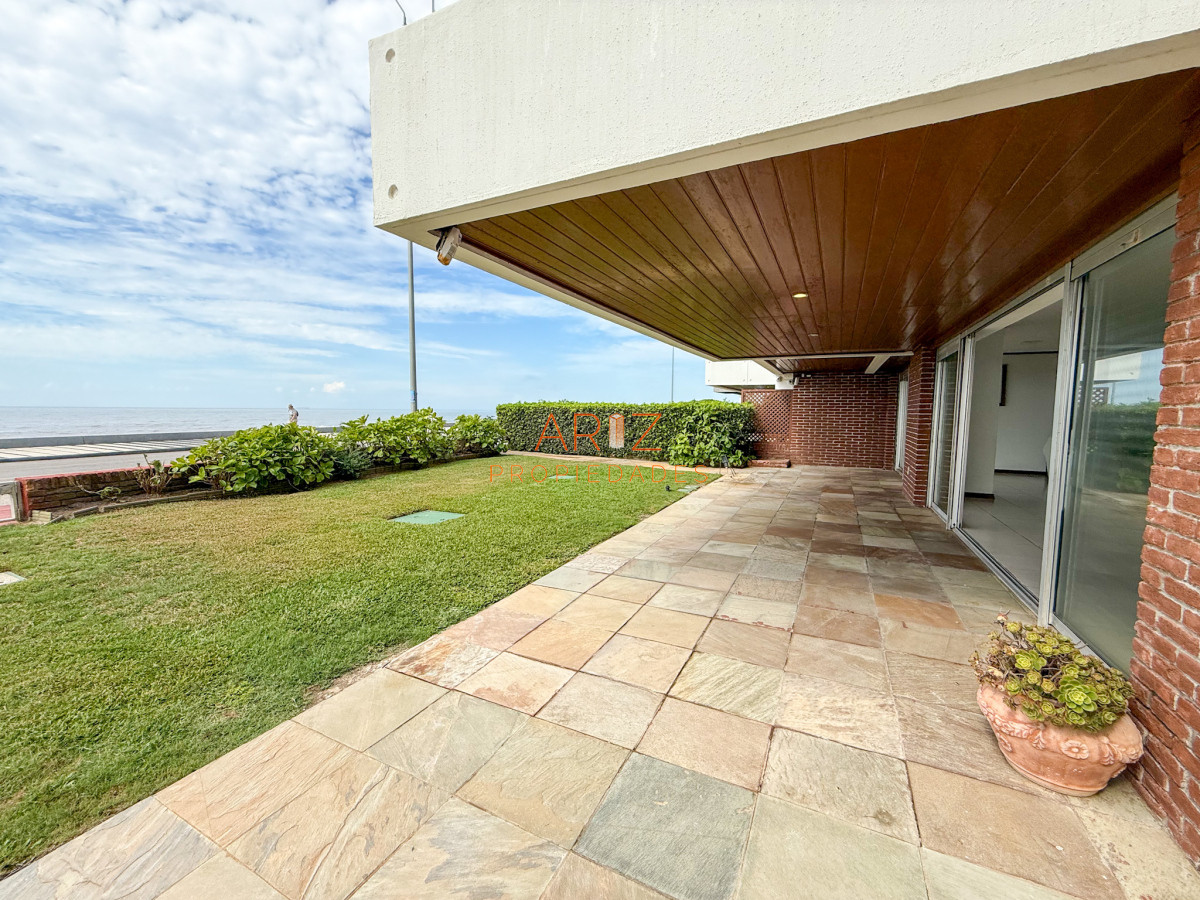 Apartamento ID.2324 - VENTA APARTAMENTO PRIMERA LINEA SEMI PISO PLANTA BAJA ESTILO CASA PENINSULA 3 DORMITORIOS Y MEDIO PUNTA DEL ESTE