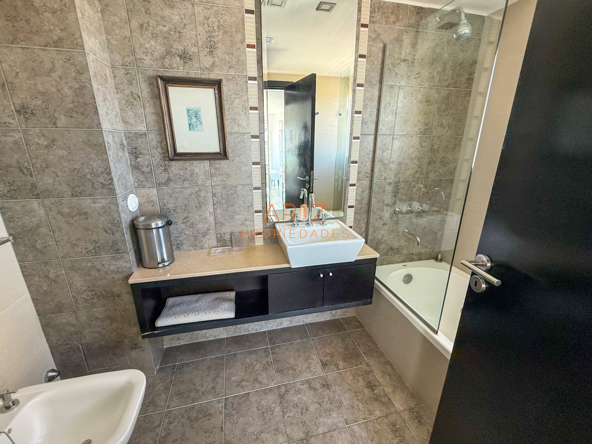 Apartamento ID.2326 - VENTA APARTAMENTO 3 DORMITORIOS EN SUITE + TOILETTE PISO ALTO SEGUNDA LINEA VISTA A LA MANSA 