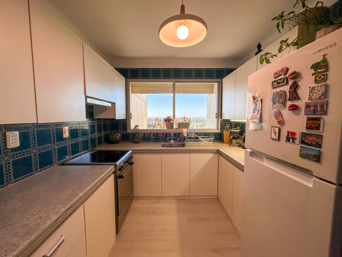 Apartamento ID.1913 - VENTA PISO ALTO APARTAMENTO 2 DORMITORIOS 2 BAÑOS SOL CASI TODO EL DIA, CONTRUCCION EXCEPCIONAL PUNTA DEL ESTE CANTEGRIL
