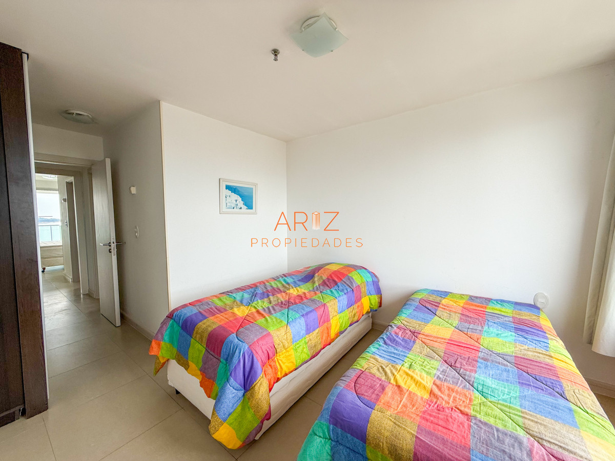 Apartamento ID.2321 - VENTA APARTAMENTO SEGUNDA LINEA 2 DORMITORIOS 2 BAÑOS PISO ALTO PLAYA MANSA A 1 CUADRA DEL MAR TODOS LOS SERVICIOS