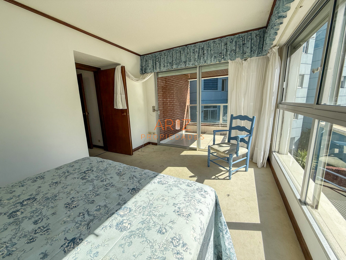 Apartamento ID.2316 - VENTA SEMI PISO PRIMERA LINEA PENINSULA VISTA DIRECTA AL MAR 3 DORMITORIOS + SERVICIO PUNTA DEL ESTE CON ESTUFA A LEÑA