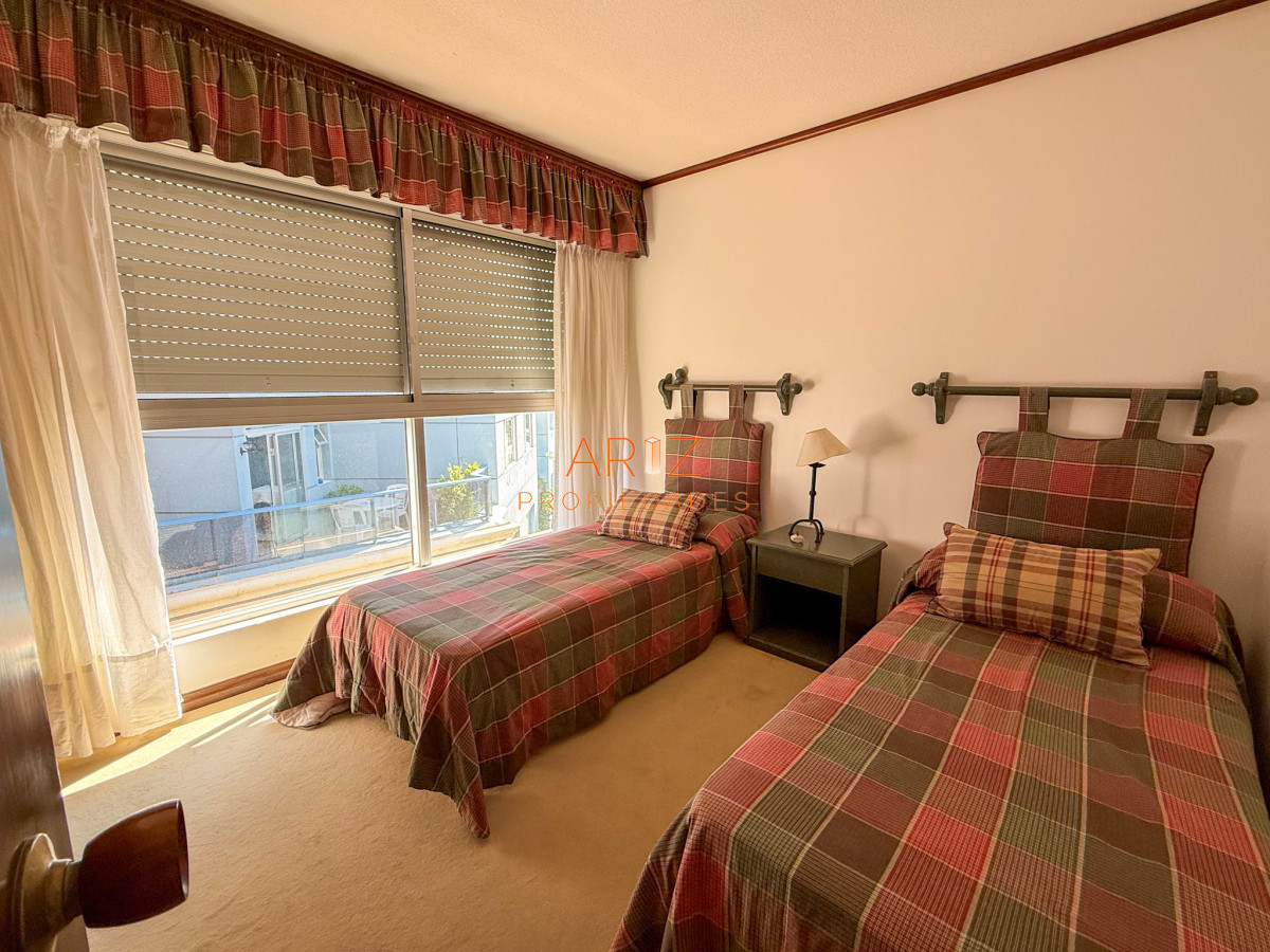 Apartamento ID.2316 - VENTA SEMI PISO PRIMERA LINEA PENINSULA VISTA DIRECTA AL MAR 3 DORMITORIOS + SERVICIO PUNTA DEL ESTE CON ESTUFA A LEÑA