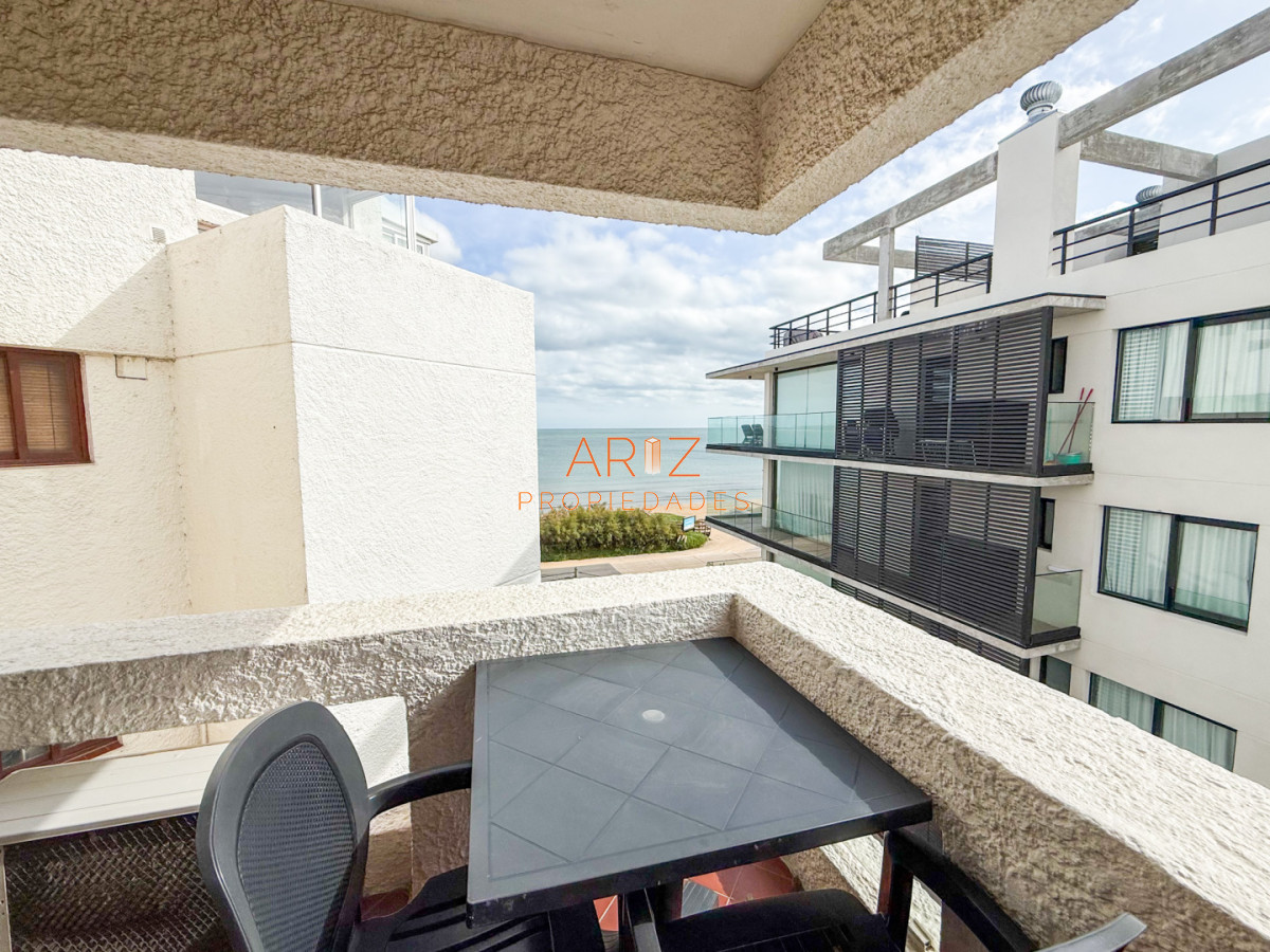 Apartamento ID.2510 - VENTA APARTAMENTO 2 DORMITORIOS 2 BAÑOS PRIMERA LINEA PLAYA MANSA VISTA LATERAL AL MAR