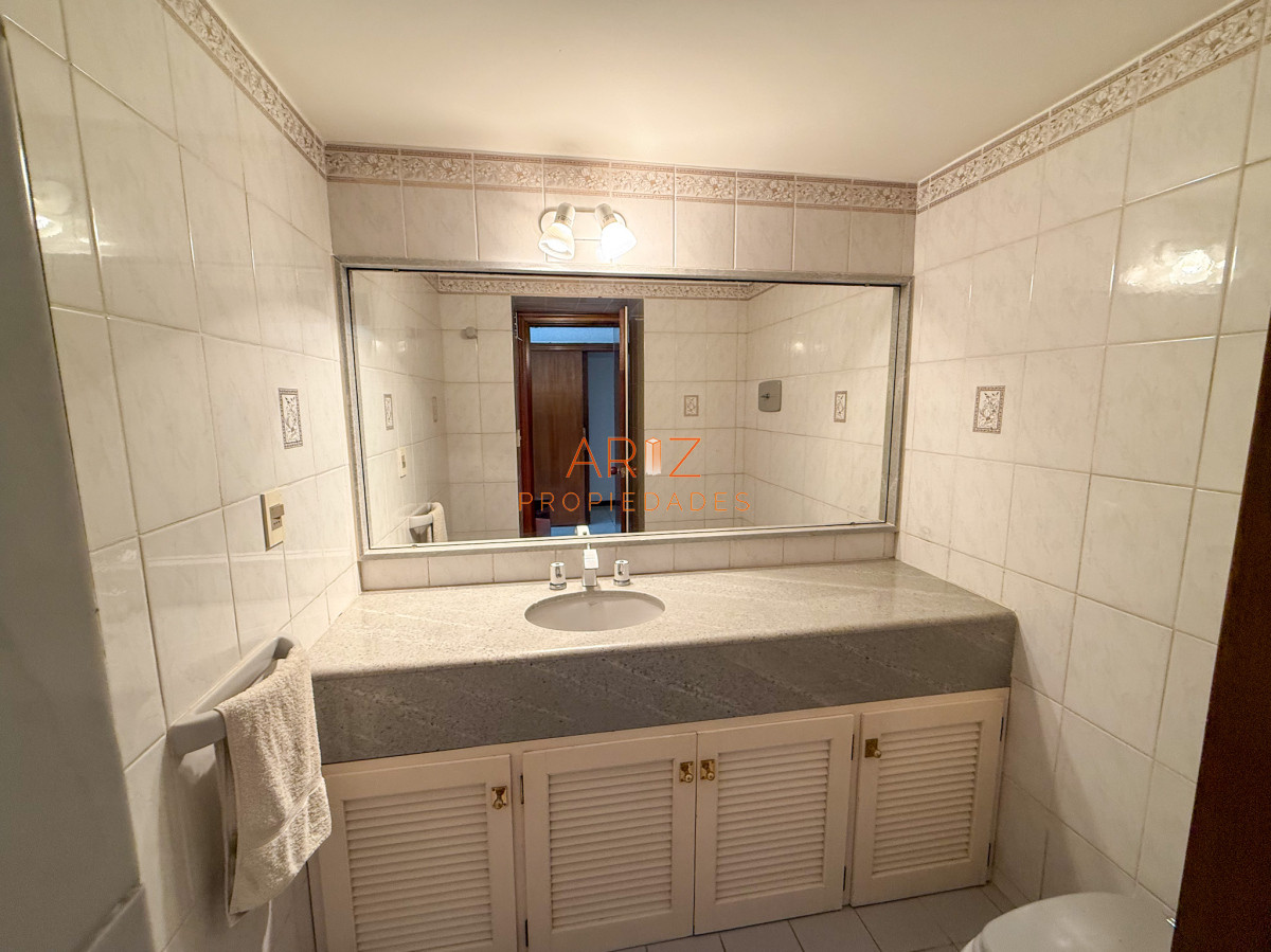 Apartamento ID.2324 - VENTA APARTAMENTO PRIMERA LINEA SEMI PISO PLANTA BAJA ESTILO CASA PENINSULA 3 DORMITORIOS Y MEDIO PUNTA DEL ESTE