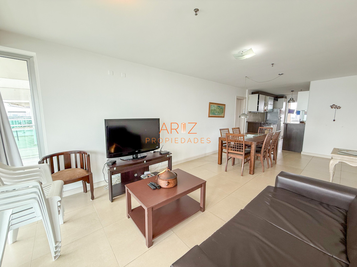 Apartamento ID.2321 - VENTA APARTAMENTO SEGUNDA LINEA 2 DORMITORIOS 2 BAÑOS PISO ALTO PLAYA MANSA A 1 CUADRA DEL MAR TODOS LOS SERVICIOS