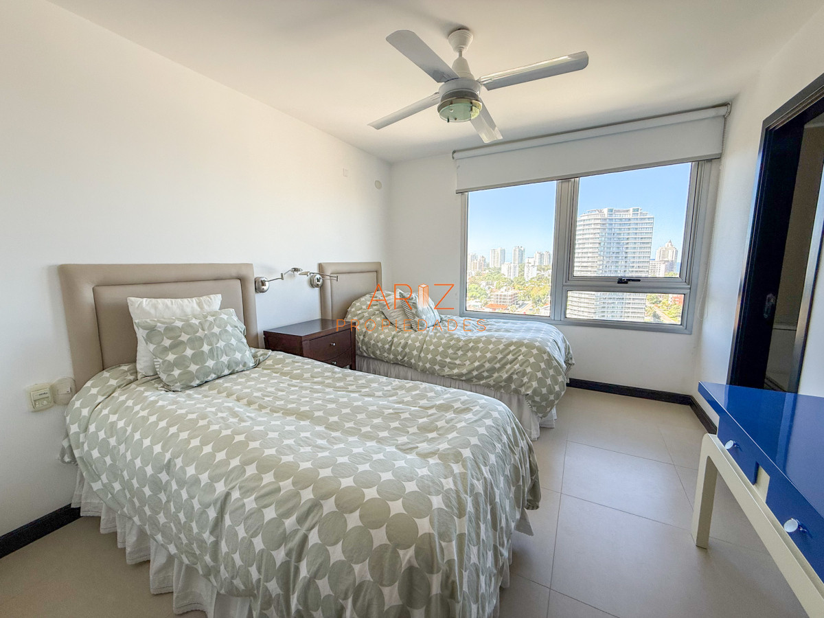 Apartamento ID.2326 - VENTA APARTAMENTO 3 DORMITORIOS EN SUITE + TOILETTE PISO ALTO SEGUNDA LINEA VISTA A LA MANSA 