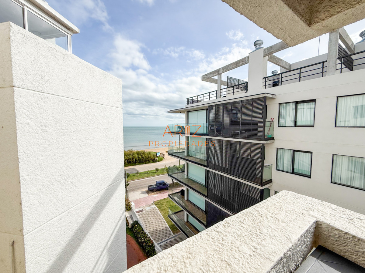 Apartamento ID.2510 - VENTA APARTAMENTO 2 DORMITORIOS 2 BAÑOS PRIMERA LINEA PLAYA MANSA VISTA LATERAL AL MAR