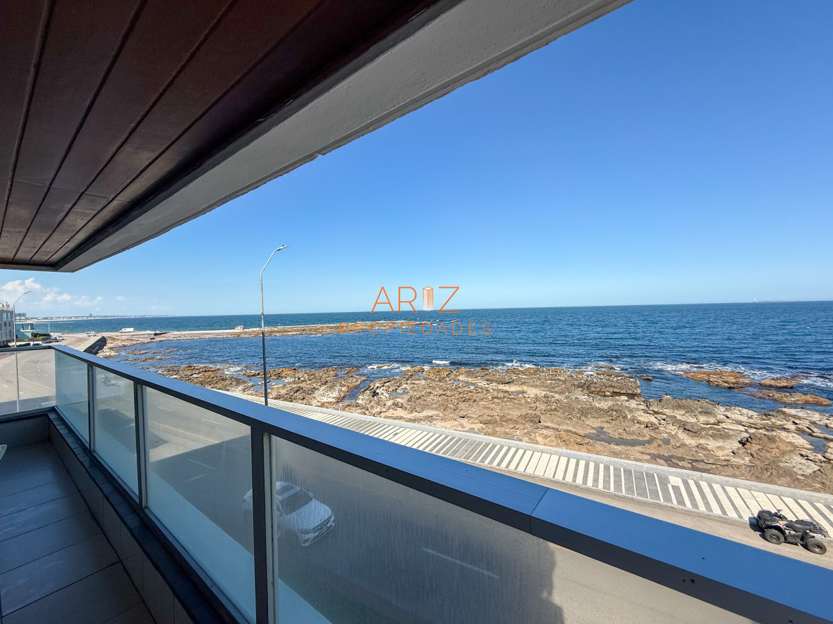 Apartamento ID.2316 - VENTA SEMI PISO PRIMERA LINEA PENINSULA VISTA DIRECTA AL MAR 3 DORMITORIOS + SERVICIO PUNTA DEL ESTE CON ESTUFA A LEÑA