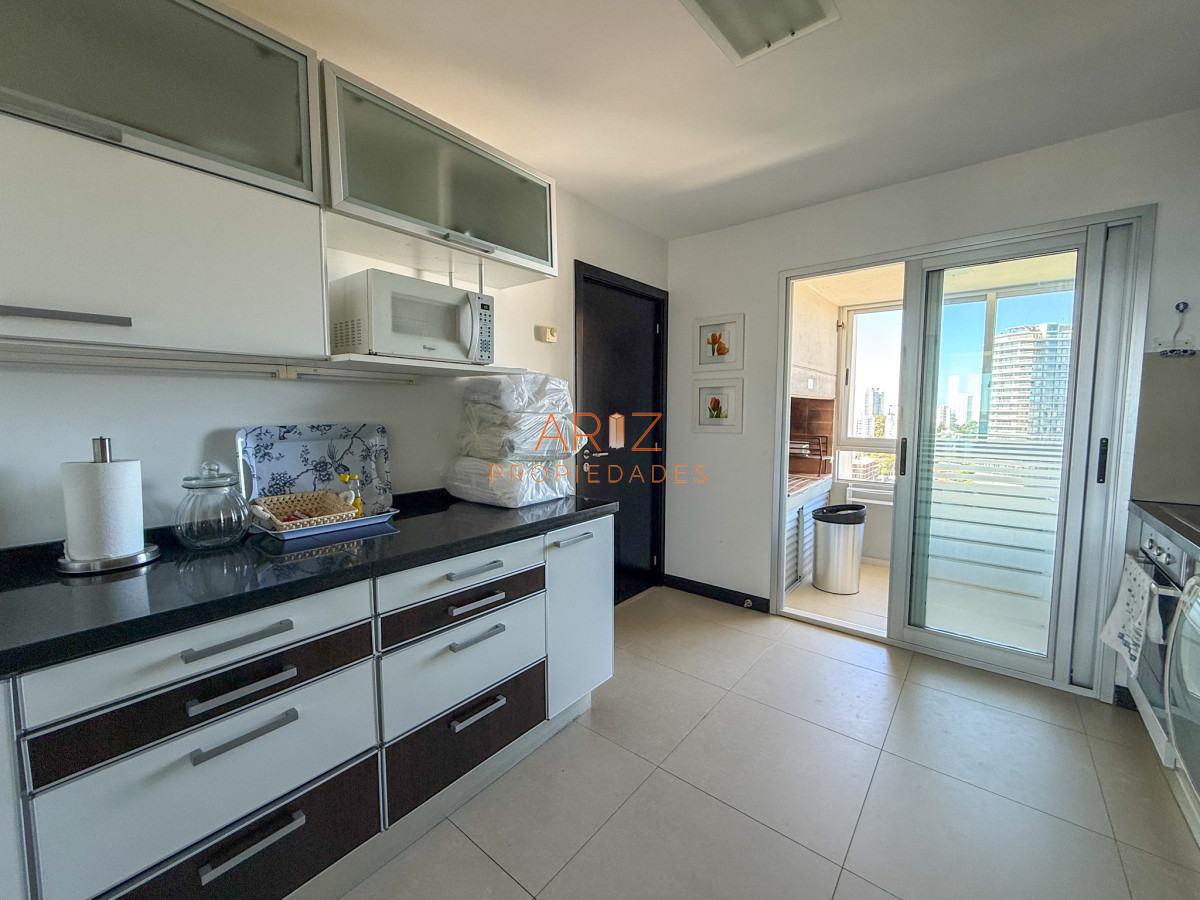 Apartamento ID.2326 - VENTA APARTAMENTO 3 DORMITORIOS EN SUITE + TOILETTE PISO ALTO SEGUNDA LINEA VISTA A LA MANSA 