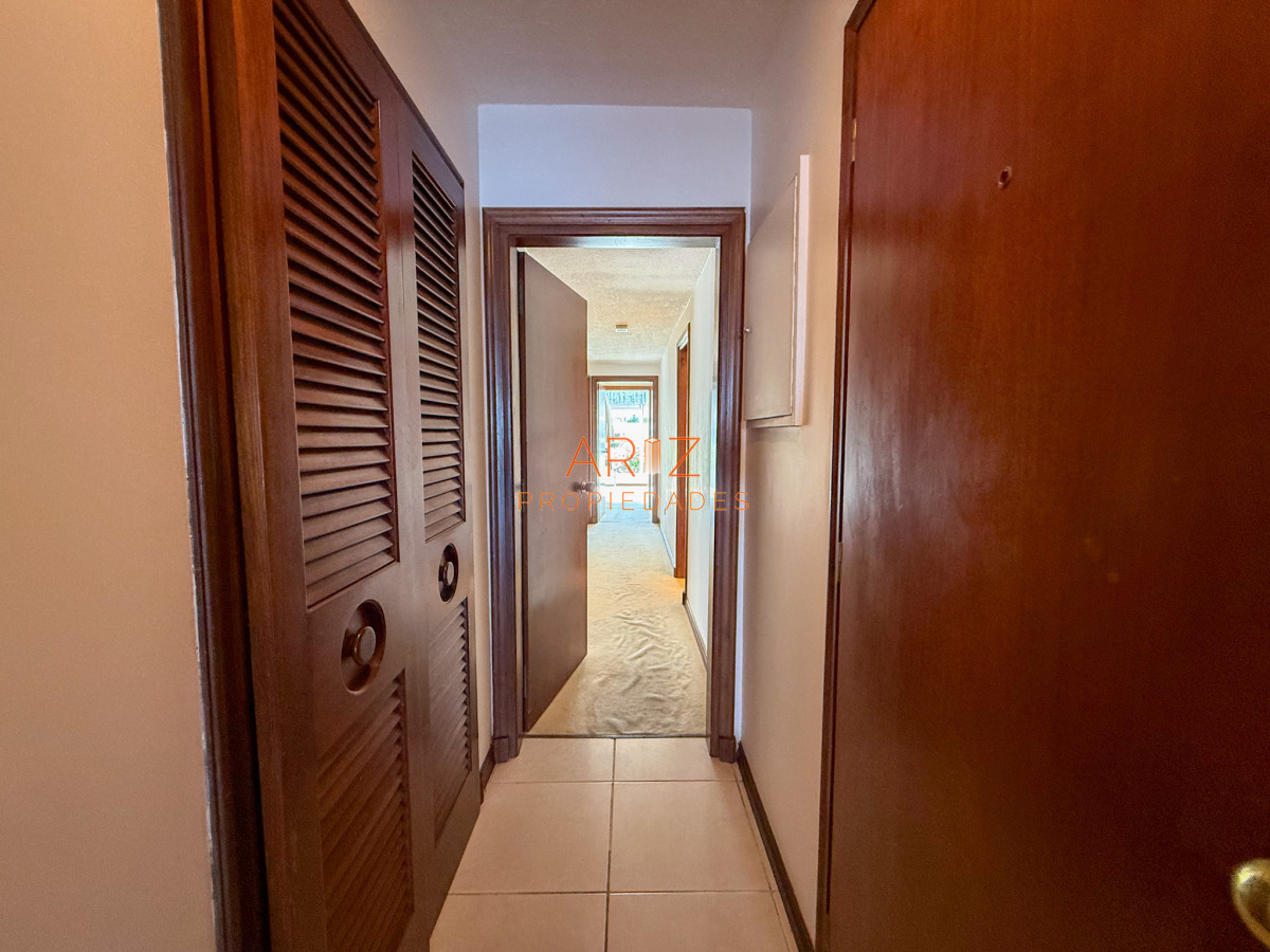 Apartamento ID.2316 - VENTA SEMI PISO PRIMERA LINEA PENINSULA VISTA DIRECTA AL MAR 3 DORMITORIOS + SERVICIO PUNTA DEL ESTE CON ESTUFA A LEÑA