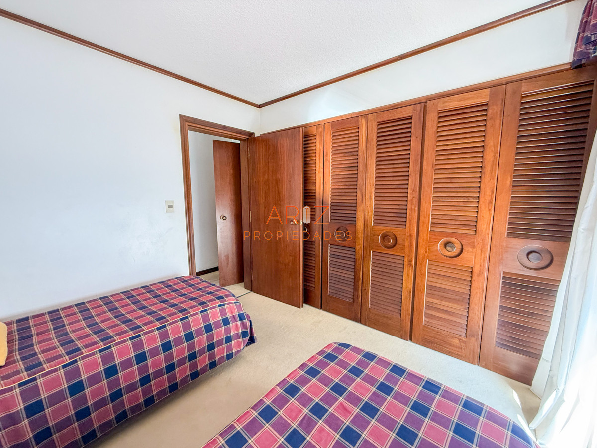 Apartamento ID.2316 - VENTA SEMI PISO PRIMERA LINEA PENINSULA VISTA DIRECTA AL MAR 3 DORMITORIOS + SERVICIO PUNTA DEL ESTE CON ESTUFA A LEÑA