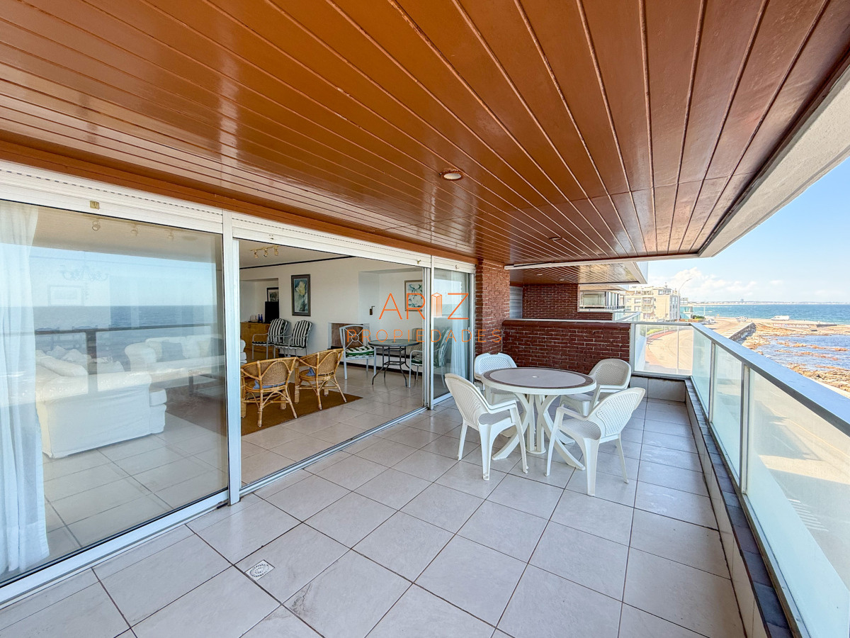 Apartamento ID.2316 - VENTA SEMI PISO PRIMERA LINEA PENINSULA VISTA DIRECTA AL MAR 3 DORMITORIOS + SERVICIO PUNTA DEL ESTE CON ESTUFA A LEÑA