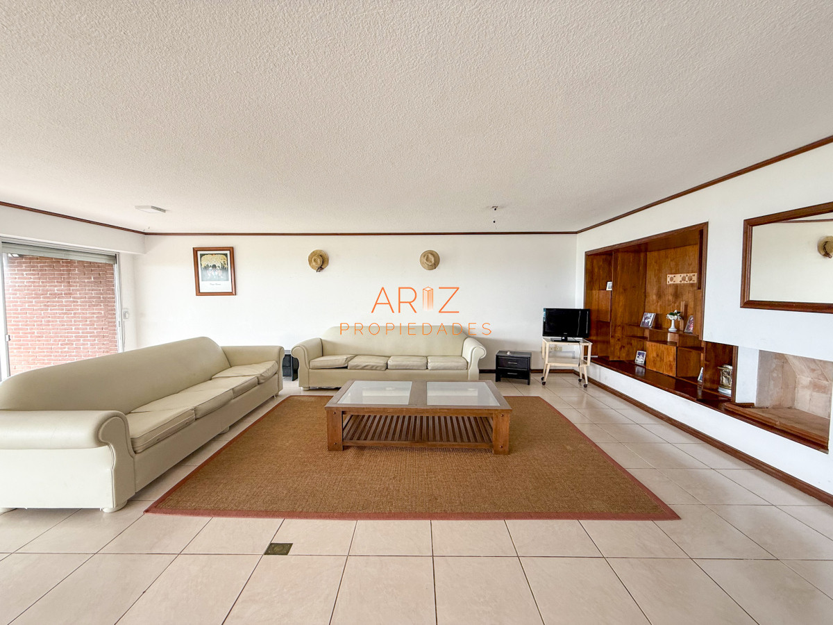 Apartamento ID.2324 - VENTA APARTAMENTO PRIMERA LINEA SEMI PISO PLANTA BAJA ESTILO CASA PENINSULA 3 DORMITORIOS Y MEDIO PUNTA DEL ESTE
