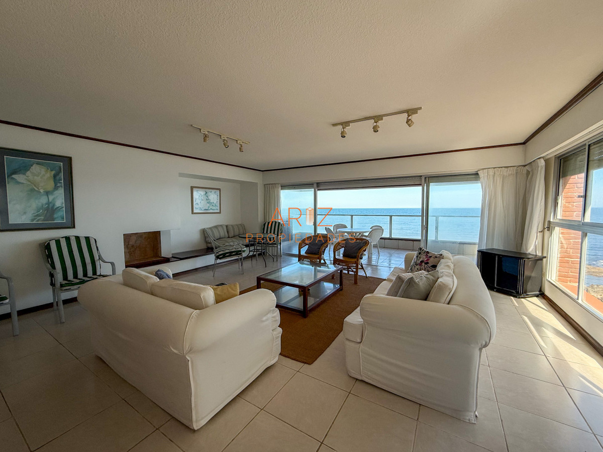 Apartamento ID.2316 - VENTA SEMI PISO PRIMERA LINEA PENINSULA VISTA DIRECTA AL MAR 3 DORMITORIOS + SERVICIO PUNTA DEL ESTE CON ESTUFA A LEÑA