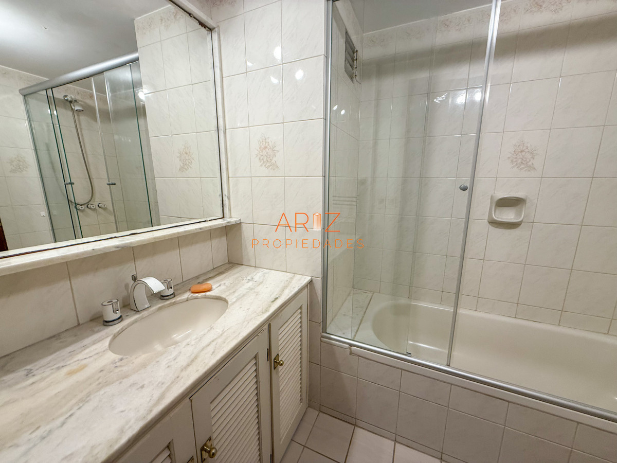 Apartamento ID.2324 - VENTA APARTAMENTO PRIMERA LINEA SEMI PISO PLANTA BAJA ESTILO CASA PENINSULA 3 DORMITORIOS Y MEDIO PUNTA DEL ESTE