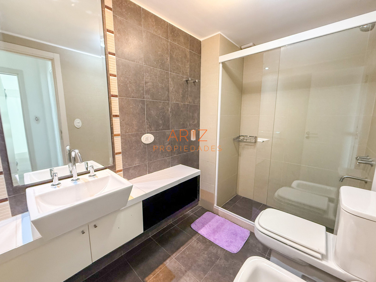 Apartamento ID.2321 - VENTA APARTAMENTO SEGUNDA LINEA 2 DORMITORIOS 2 BAÑOS PISO ALTO PLAYA MANSA A 1 CUADRA DEL MAR TODOS LOS SERVICIOS