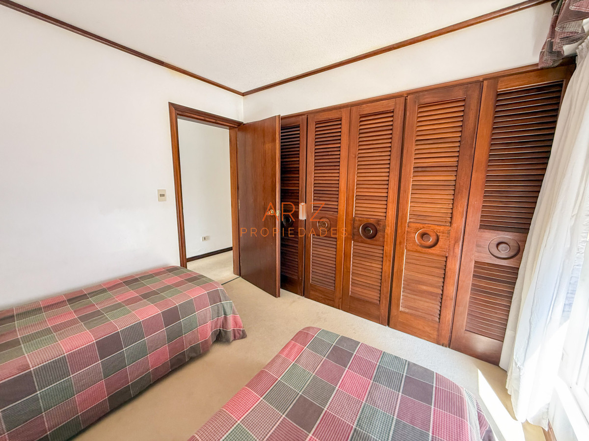 Apartamento ID.2316 - VENTA SEMI PISO PRIMERA LINEA PENINSULA VISTA DIRECTA AL MAR 3 DORMITORIOS + SERVICIO PUNTA DEL ESTE CON ESTUFA A LEÑA