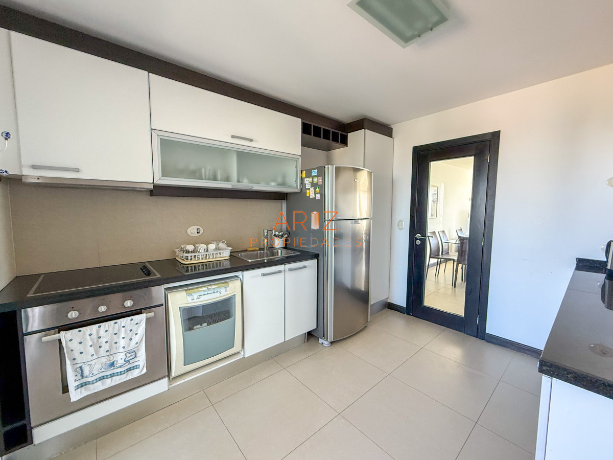 Apartamento ID.2326 - VENTA APARTAMENTO 3 DORMITORIOS EN SUITE + TOILETTE PISO ALTO SEGUNDA LINEA VISTA A LA MANSA 